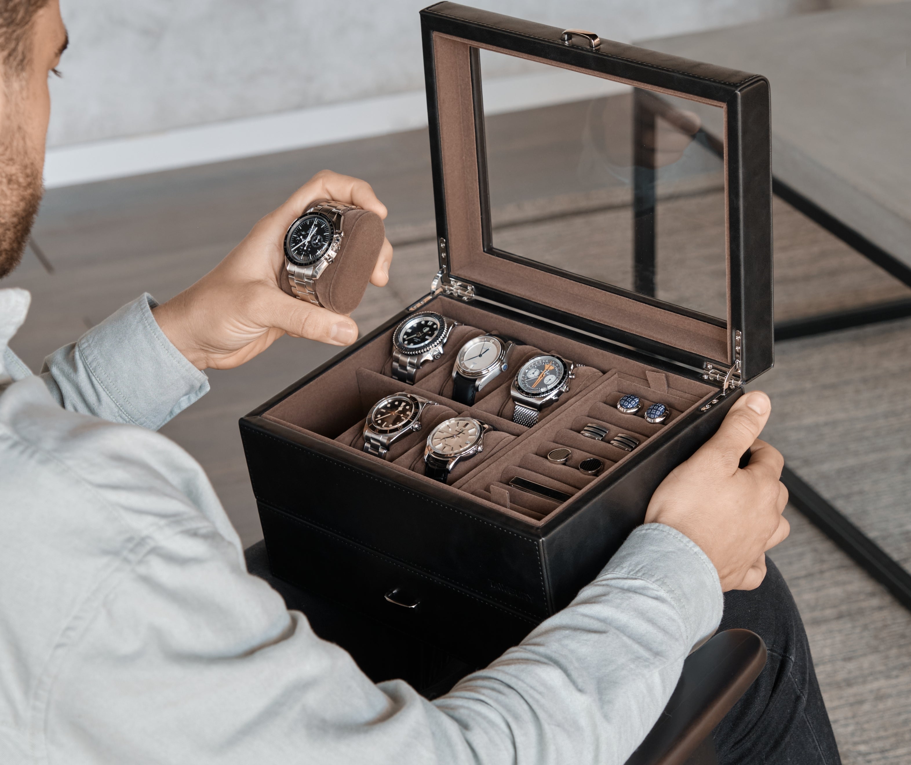 Hand 2025 watch box