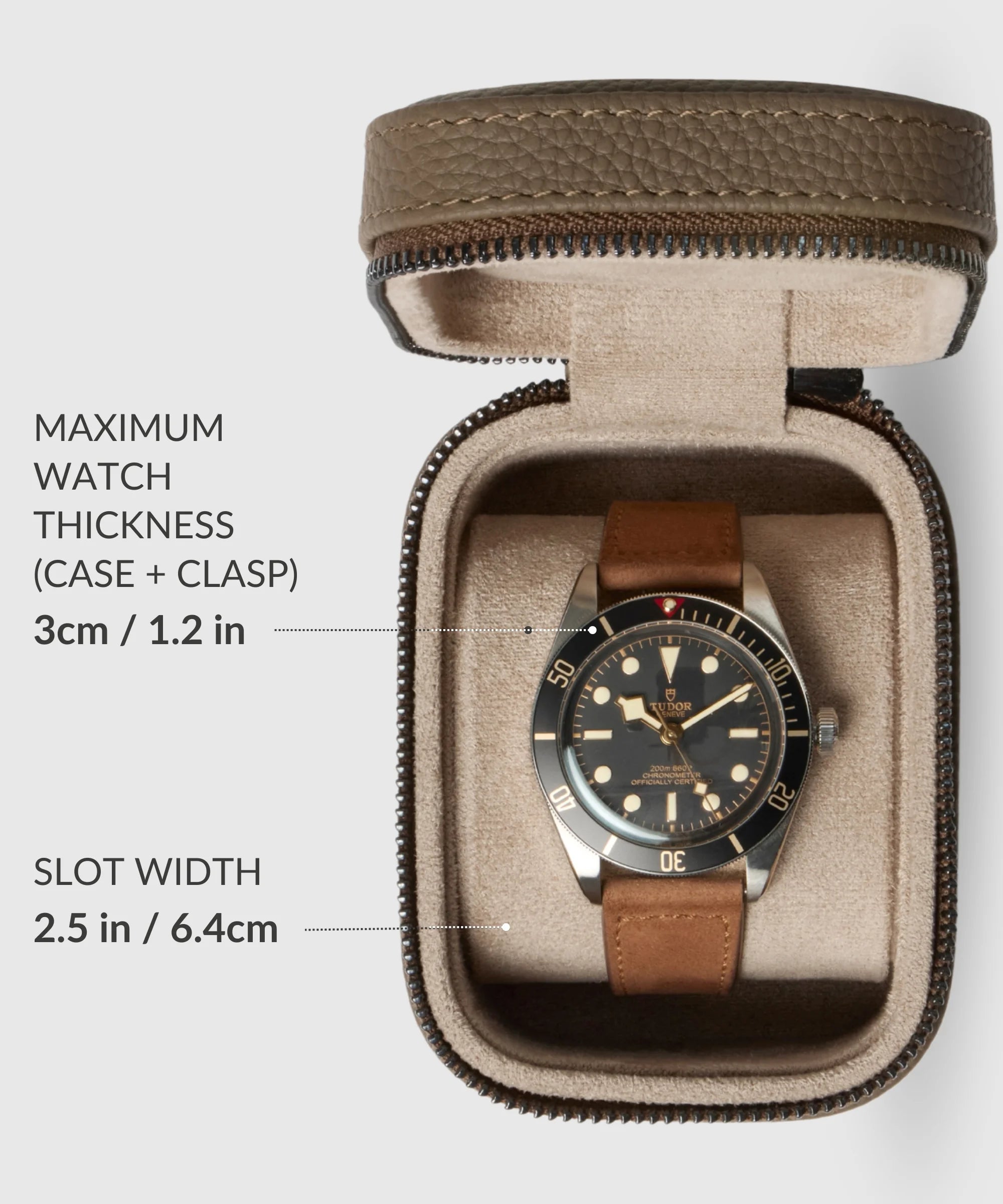 The TAWBURY Fraser 1 Watch Travel Case - Taupe (Coming Soon) fits watches up to 3 cm (1.2 in) thick and has a slot width of 6.4 cm (2.5 in), featuring a zippered leather design for secure travel.